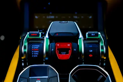 2025 Lamborghini URUS — миниатюра 18