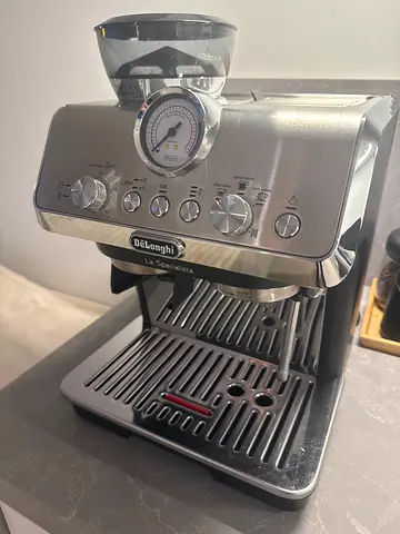 Delicious Coffee Awaits with This DeLonghi Espresso Machine!