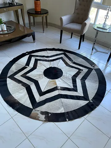 Elegant Star Patterned Round Cowhide Rug