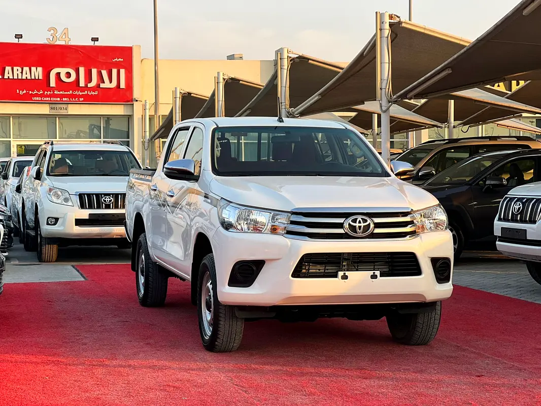 Toyota Hilux 2024 — photo 1 of 20