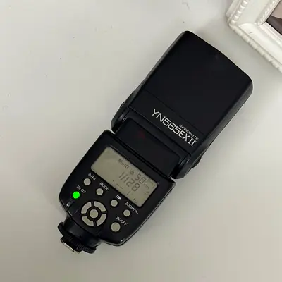 YONGNUO Speedlite For Canon Cameras With Batteries