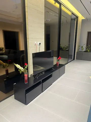 TV Stand with Glass – Like New طاولة تلفزيون بزجاج علوي – حالة ممتازة