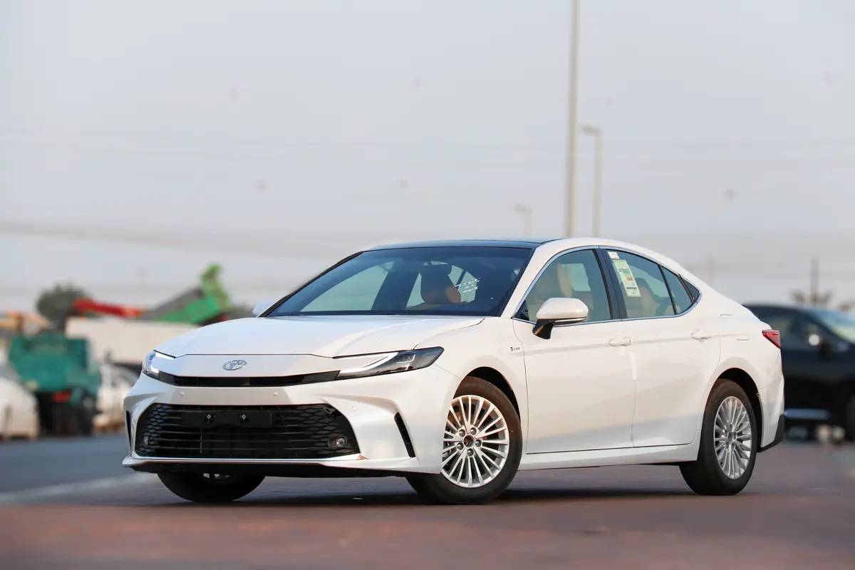 Toyota Camry 2025 — photo 1 of 15
