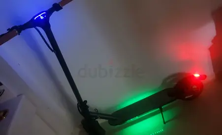 Electric Scooter – Top Features:

 Long-lasting powerful battery: 270Wh / 36V / 7.5Ah
 Speed up