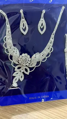 Elegant Crystal Jewelry Set with Necklace and Earrings