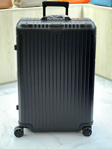 Rimowa chek in M suitcase in silver