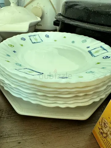 Elegant Set of Decorative Plates for Your Dining Table rarely used available in dubai and ajman