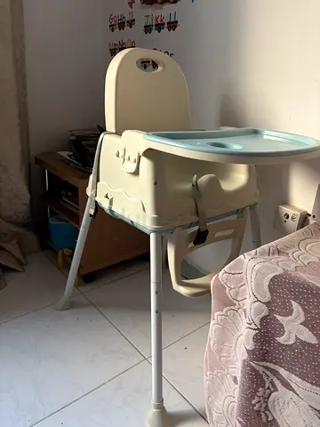 Barely Used High Chair for Sale - Perfect for Feeding Time