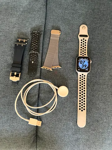 Apple Watch 5 Series with Extra Bands and Charger