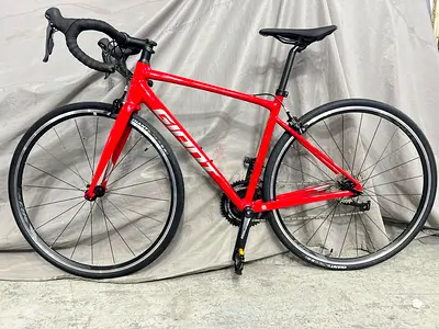 Giant Red Racing Bike in Excellent Condition