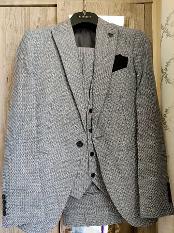 Stylish Grey Suit for Any Occasion