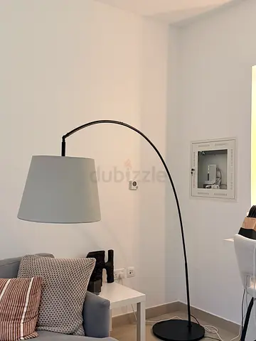Elegant Arc Floor Lamp for Modern Living Spaces
