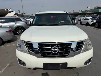 Nissan patrol 2013 fullopshin white cooor GCC calen car