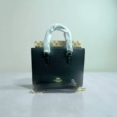 Stylish Coach Handbag - Perfect for Any Occasion!