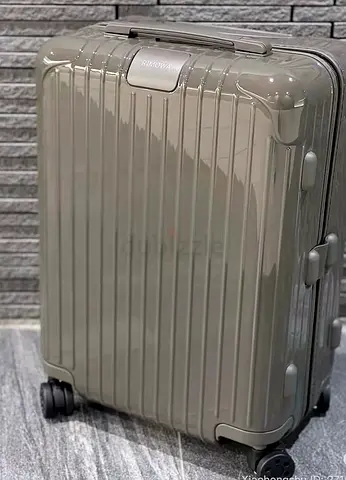 RIMOWA Essential suitcase in gray