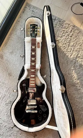 Full package : Guitare Gibson USA – LesPaul Studio Model USA 2006 + 100w Marshall Amp + foot switch