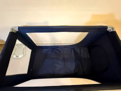 portable crib! VERYYY GOOOD CONDITION- giving FREE MATTRESSS!! hardly used!!