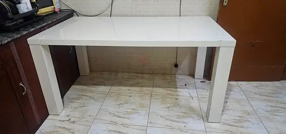 Dinning table 8 person capacity