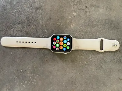 Apple Watch SE (2nd Generation) - Excellent Condition With Apple Care Plus warranty