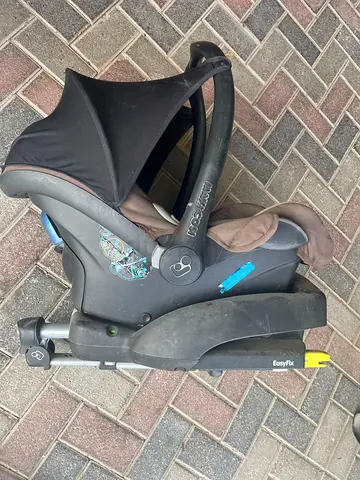 Maxi cosi easyfix car seat  base and car seat