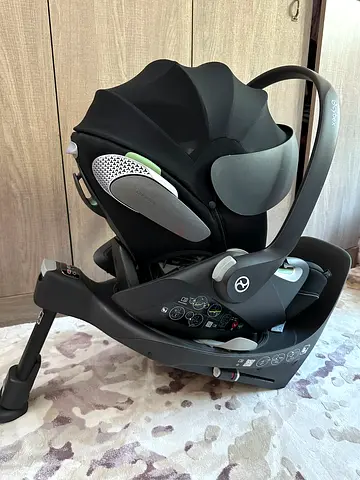 Cybex cloud t car seat with isofix base t almost new
