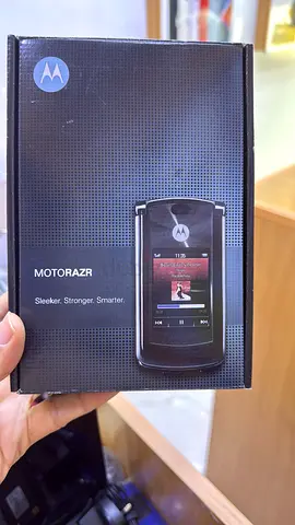 Classic Motorola Flip Phone in Excellent Condition