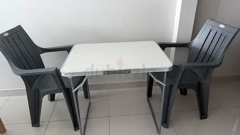 Foldable Table and 2 chairs excellent confitions