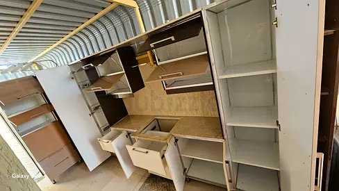 Clean Aluminium Kitchen / Kitchen Cabinets