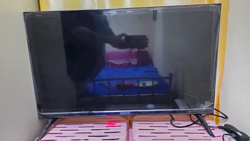 Geepas Sleek 32-Inch LED HD TV in Great Condition With one year warranty and New JVC 2.0Csound bar