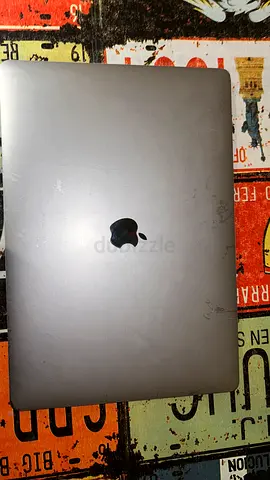 MacBook Pro A1990 (i9 – 16GB – 1TB) للبيع – الشاشة مكسورة