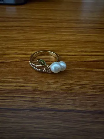 Elegant Pearl Ring with Leaf Design