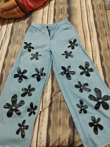 Chic Flower-Printed Wide-Leg Jeans size 11-12y with tightened waist