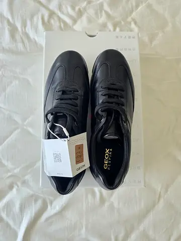 Brand New Geox Respira Sneakers with original tags - Stylish Comfort!