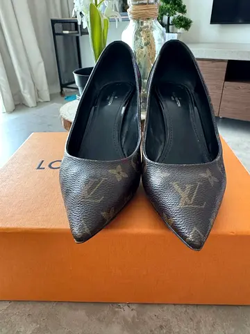LV Monogram pumps