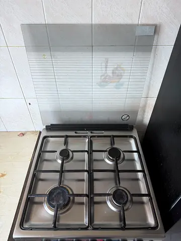 High-Quality Gas Range with Integrated Griller. Well maintained, less gas consumption.