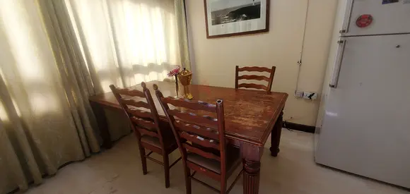 Stunning Vintage Dining Table - Perfect for Family Gatherings