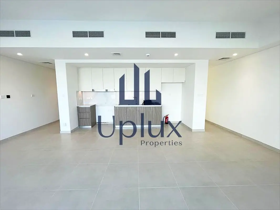 Central kitchen | Large layout | Park-facing