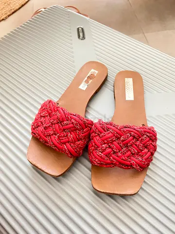 Steve Madden flip flops size 37.5