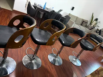 Ergonomic tilting seat for added comfort and flexibility 	•