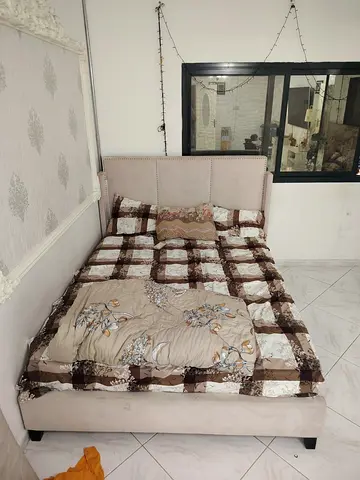 Comfortable Queen Size Bed with Elegant Bedding