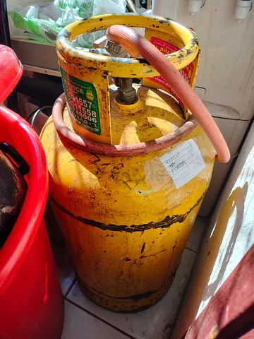 FULL GAS CYLINDER 22 KG REGULATOR + PIPE LINE 22 KG + 2 BURNER GAS STOVE  GOOD CONDITION
