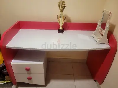 Charming Pink and White Study Desk for Sale   مكتب دراسة بحالة ممتازة