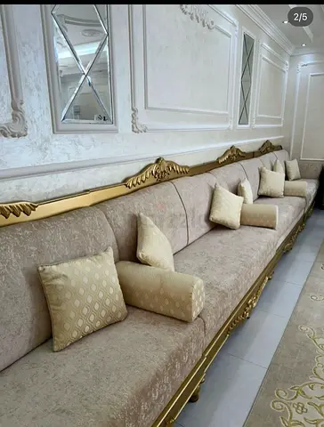 طقم أريكة يتسع لفوق 20 شخص بحاله ممتازه، على 5500 درهم و قابل للتفاوض. سبب البيع صيانة