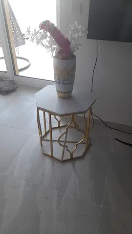 Coffee and side table with vase