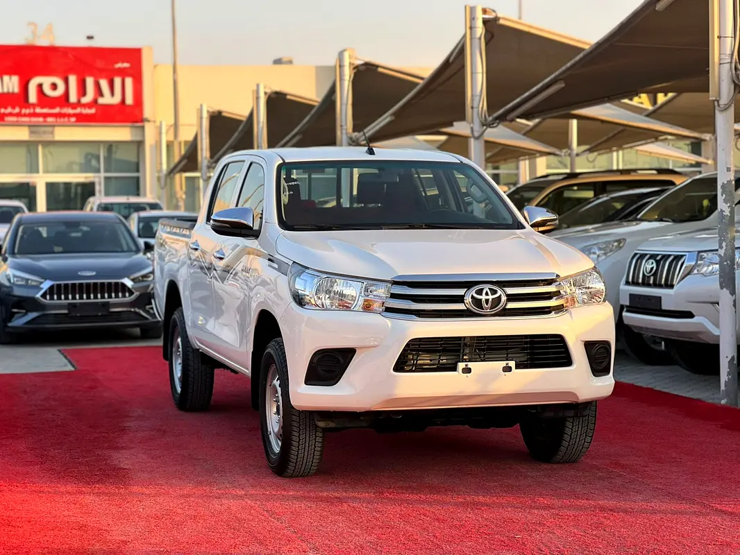 Toyota Hilux 2024 — photo 1 of 18