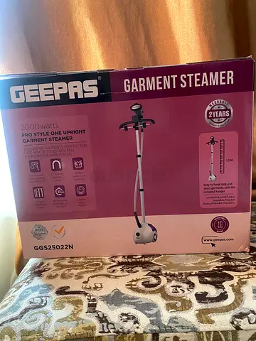 GEEPAS 2000W Upright Garment Steamer - Perfect for Crisp Creases!