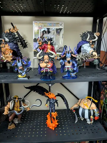 ACTION FIGURE / STATUE
