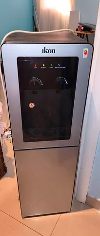 Water dispenser bottom loading