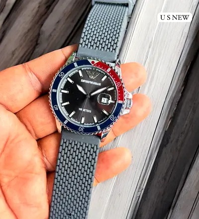 Stylish Deep Dive Watch with Rubber Strap