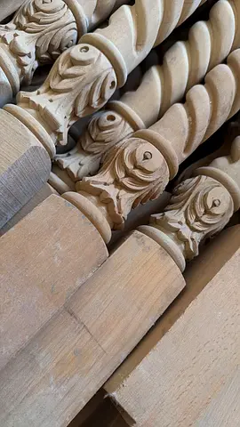 خشب صلب زان ألماني ، حفر يدوي شغل مصري ، 200 عمود درج ، السعر 15 ألف درهم قابل للتفاوض بالمعقول